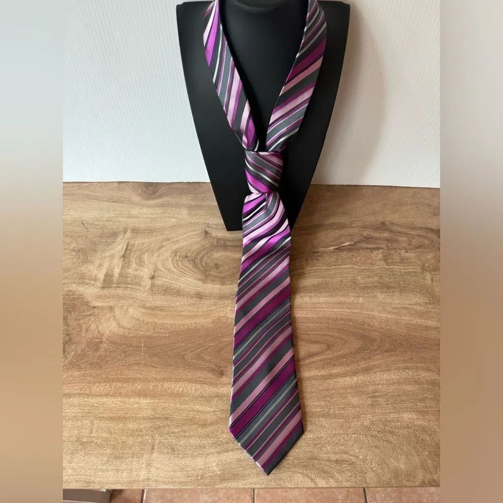 Geoffrey Beene Men's Neck Tie Stripe Purple Shades 100% Silk